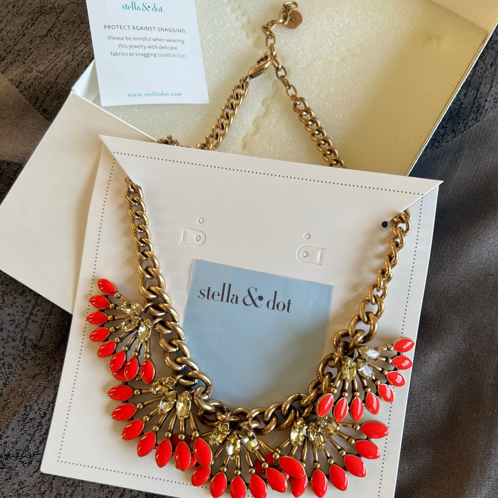 Stella & Dot Coral Cay Statement Necklace